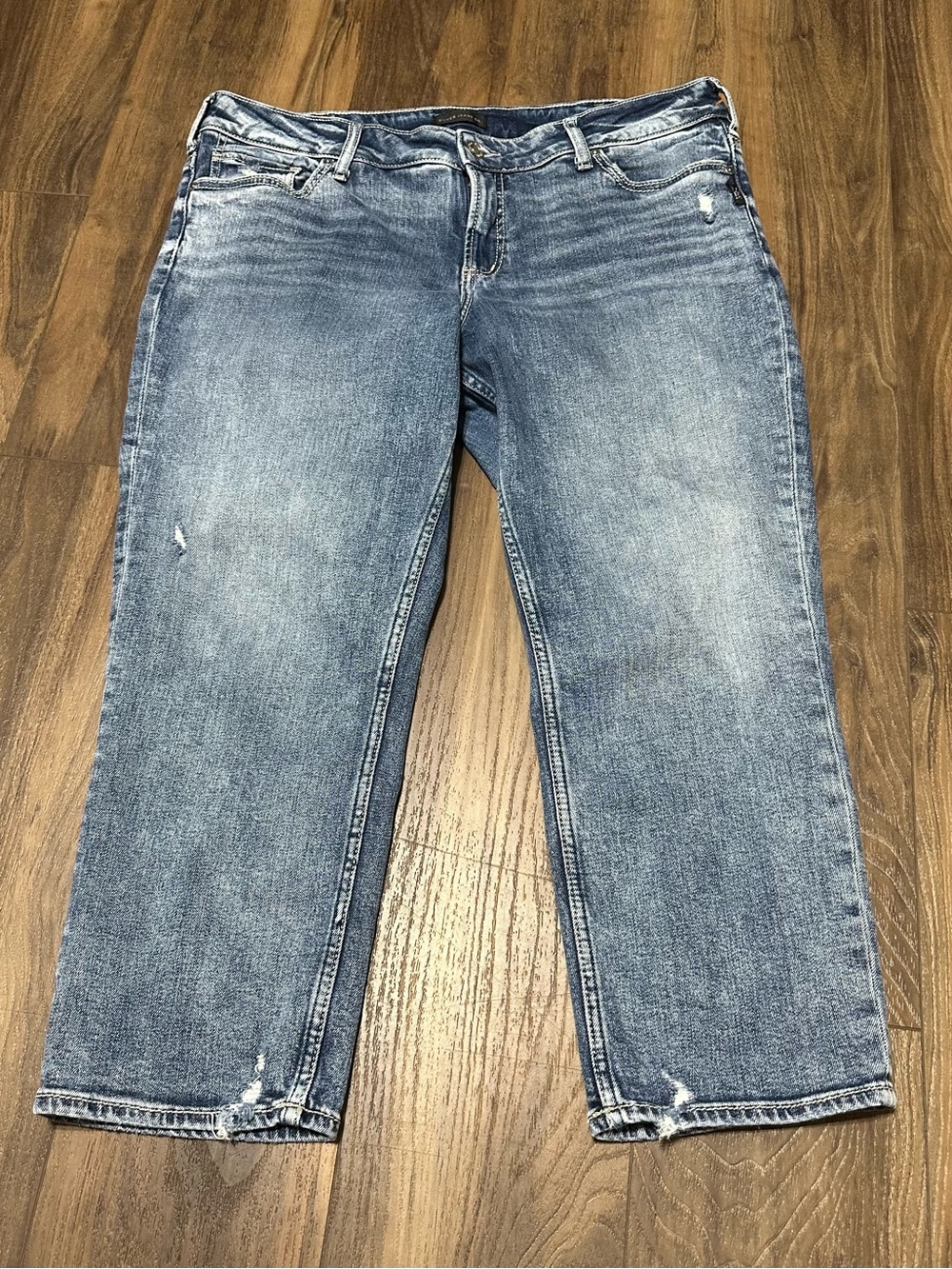 Silver Elyse Capri Jeans  Straight Leg Distressed 14 Faded Medium Wash 23.5”